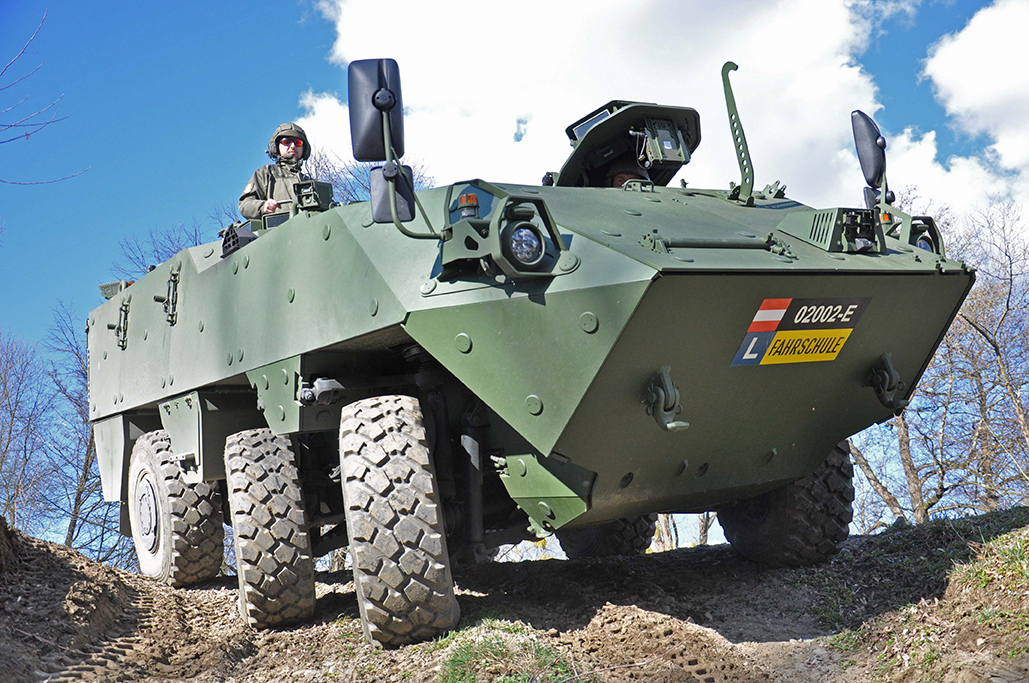 Neben den neuen Abmessungen (6,50m lang und 2,67m breit) unterscheidet sich der „Evolution“ vor allem durch seine hydraulische Heckrampe von anderen im Bundesheer eingeführten gepanzerten Räderfahrzeugen. (Foto: ÖBH/Robert Gießauf) 
