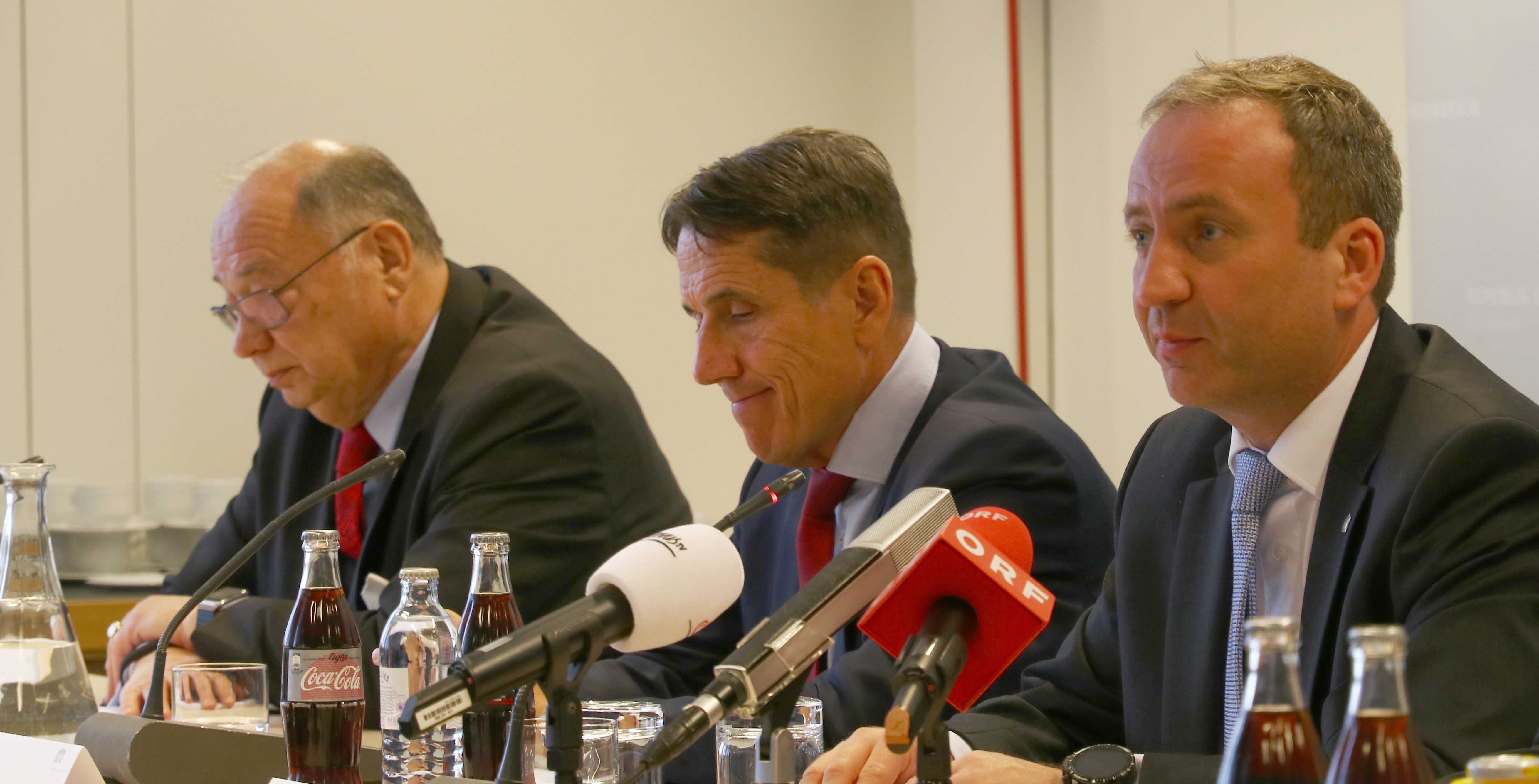 v.l.n.r.: Die Vorsitzenden der Parlamentarischen Bundesheerkommission und Abgeordneter zum Nationalrat Otto Pendel, Dr. Reinhard Bösch, Mag. Michael Hammer. (Foto:RedTD/R.Zanko)