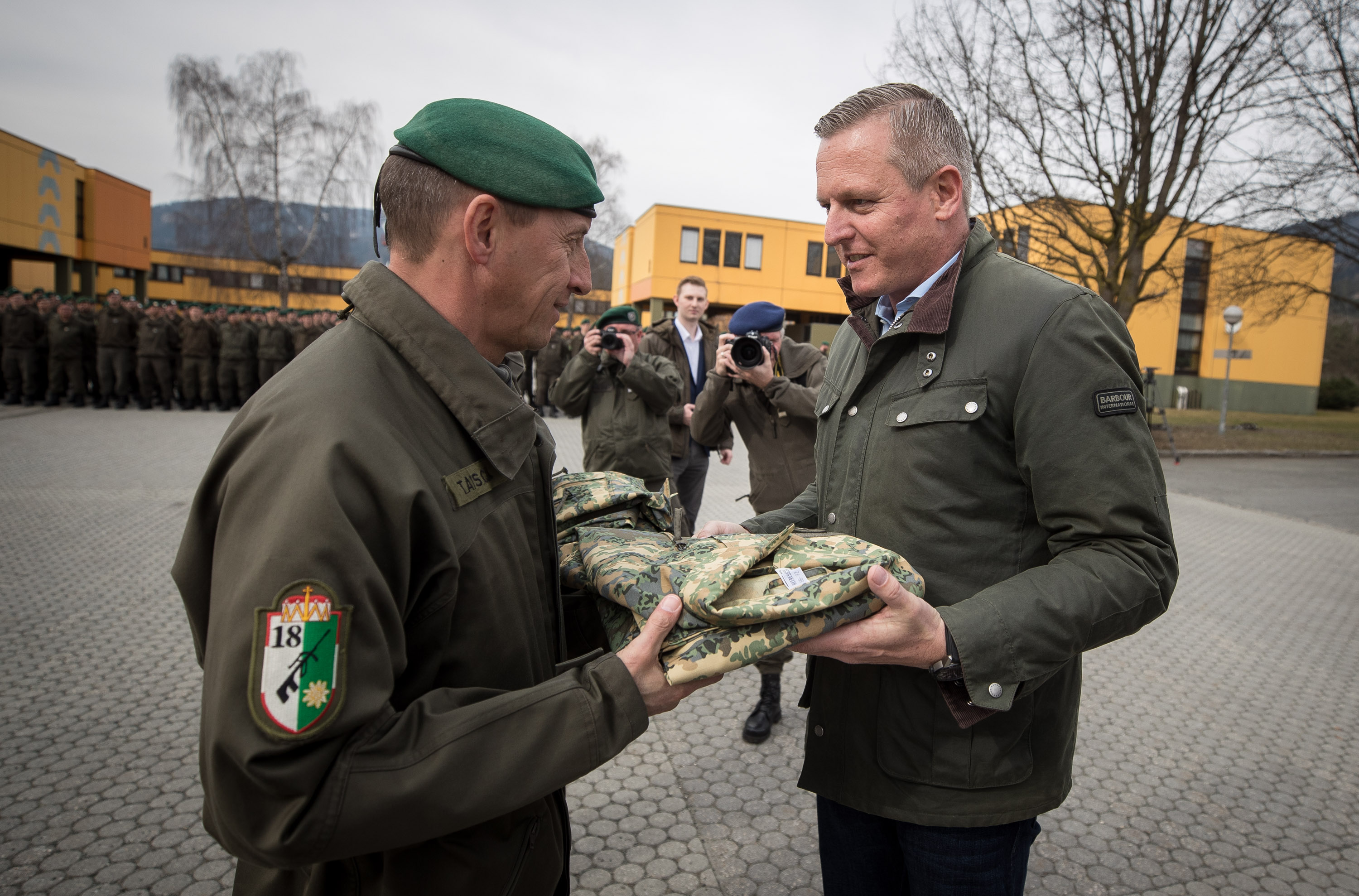 Minister Kunasek übergib eine neue Uniform an einen Angehörigen des Jägerbataillons 18. (Foto: Bundesheer/Daniel TRIPPOLT)
