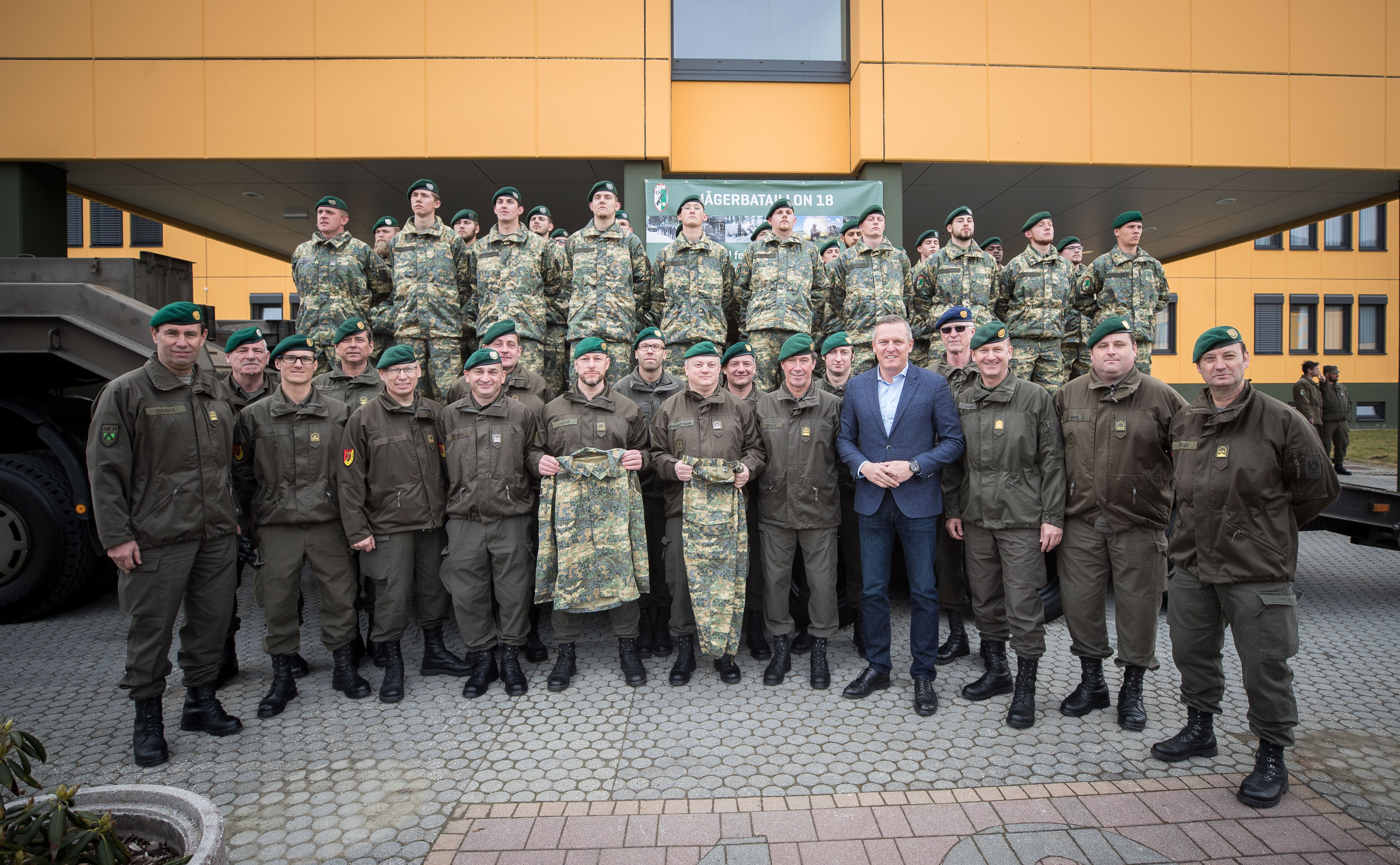 Minister Kunasek mit Angehörigen des Jägerbataillons 18. (Foto: Bundesheer/Daniel TRIPPOLT)