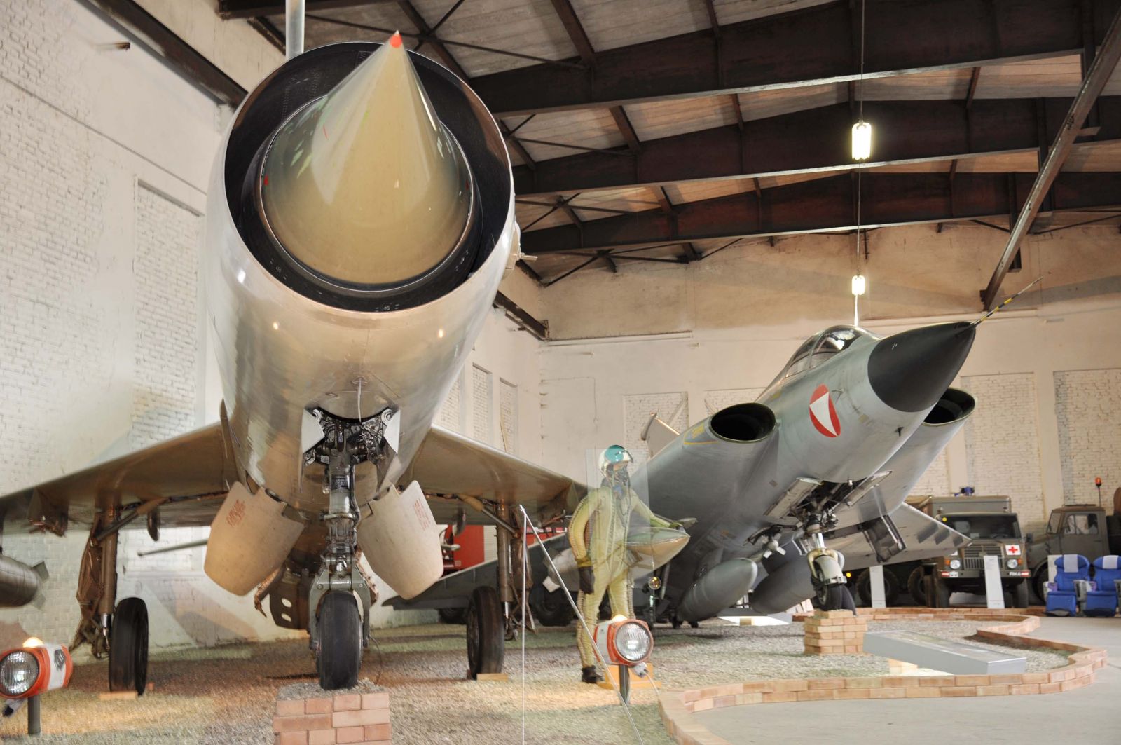 Die zuletzt im Militärluftfahrtmuseum Zeltweg ausgestellte MiG-21 (links), die am 25. Oktober 1991 während des Jugoslawienkrieges in Klagenfurt landete. (Foto: Bundesheer/Robert Giessauf)