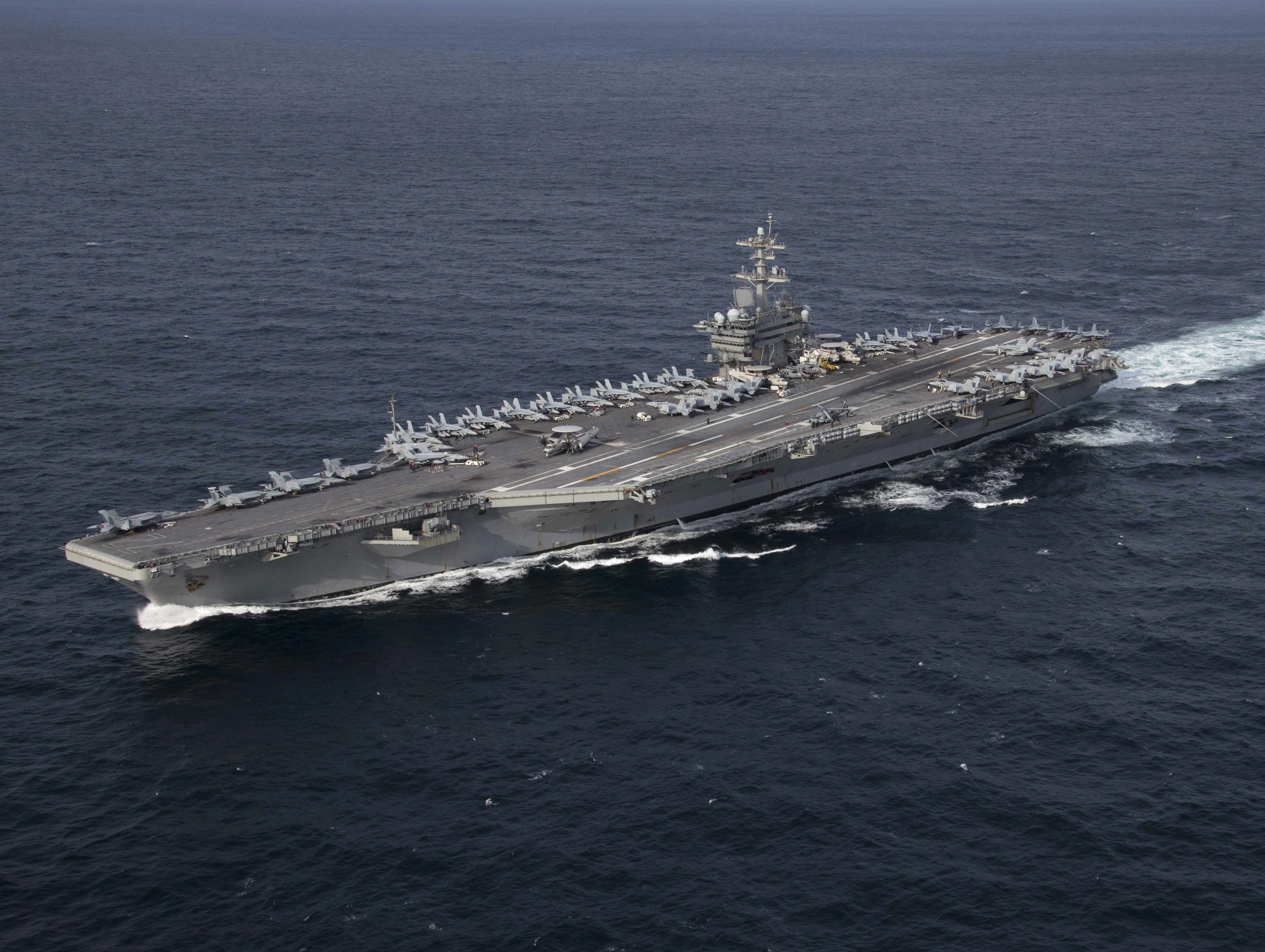 Die USA verlegen die USS „Abraham Lincoln“ als Warnung an den Iran in den Mittleren Osten. (Foto: U.S. Navy/ Mass Communication Specialist 3rd Class Clint Davis, gemeinfrei)
