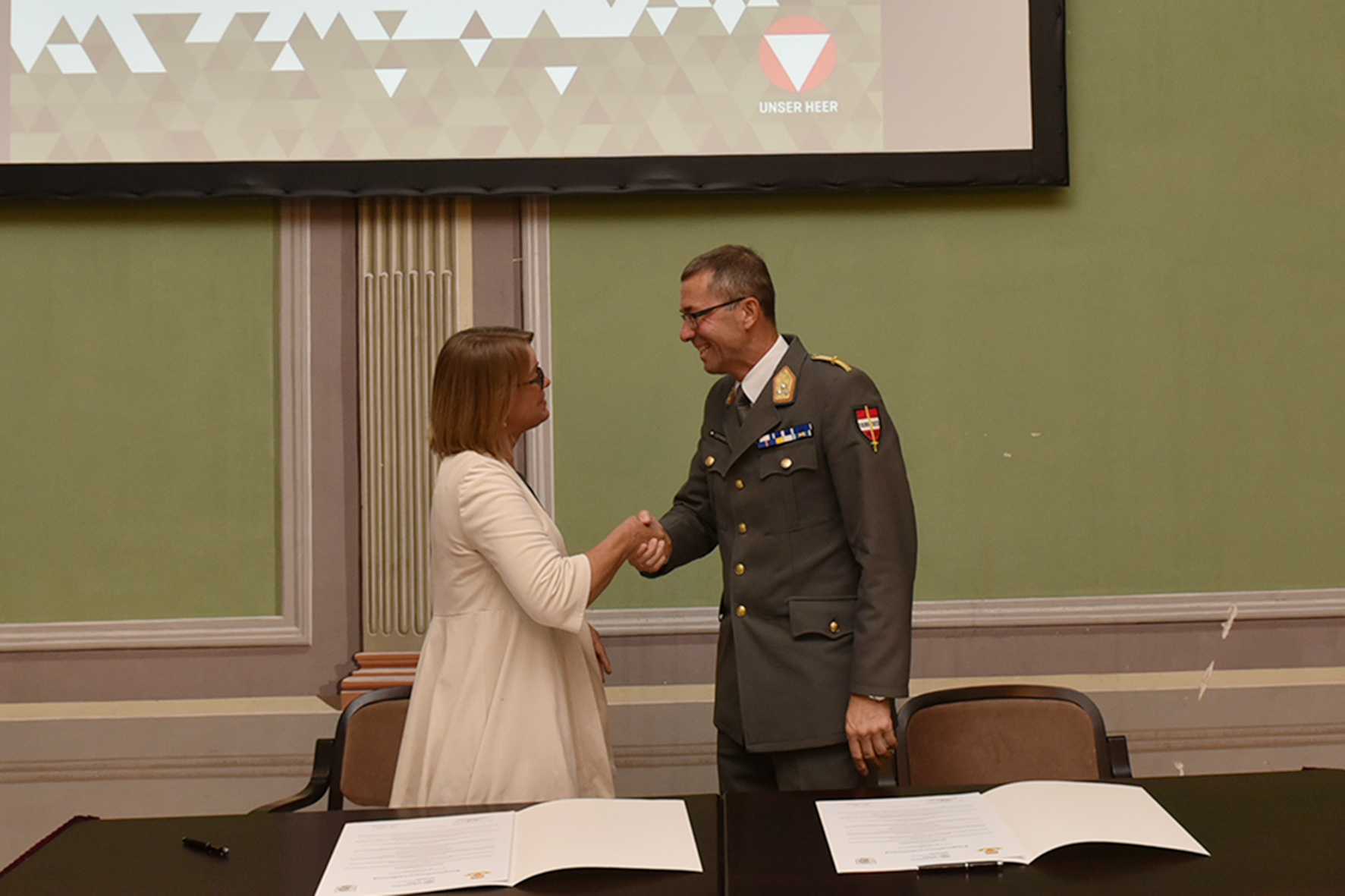 Der Kommandant der Landesverteidigungsakademie, Generalleutnant Erich Csitkovits, begrüßt Univ. Prof. Dr Hanna Risku vom Zentrum für Translationswissenschaft. (Foto: Bundesheer/Christian Fahrngruber)