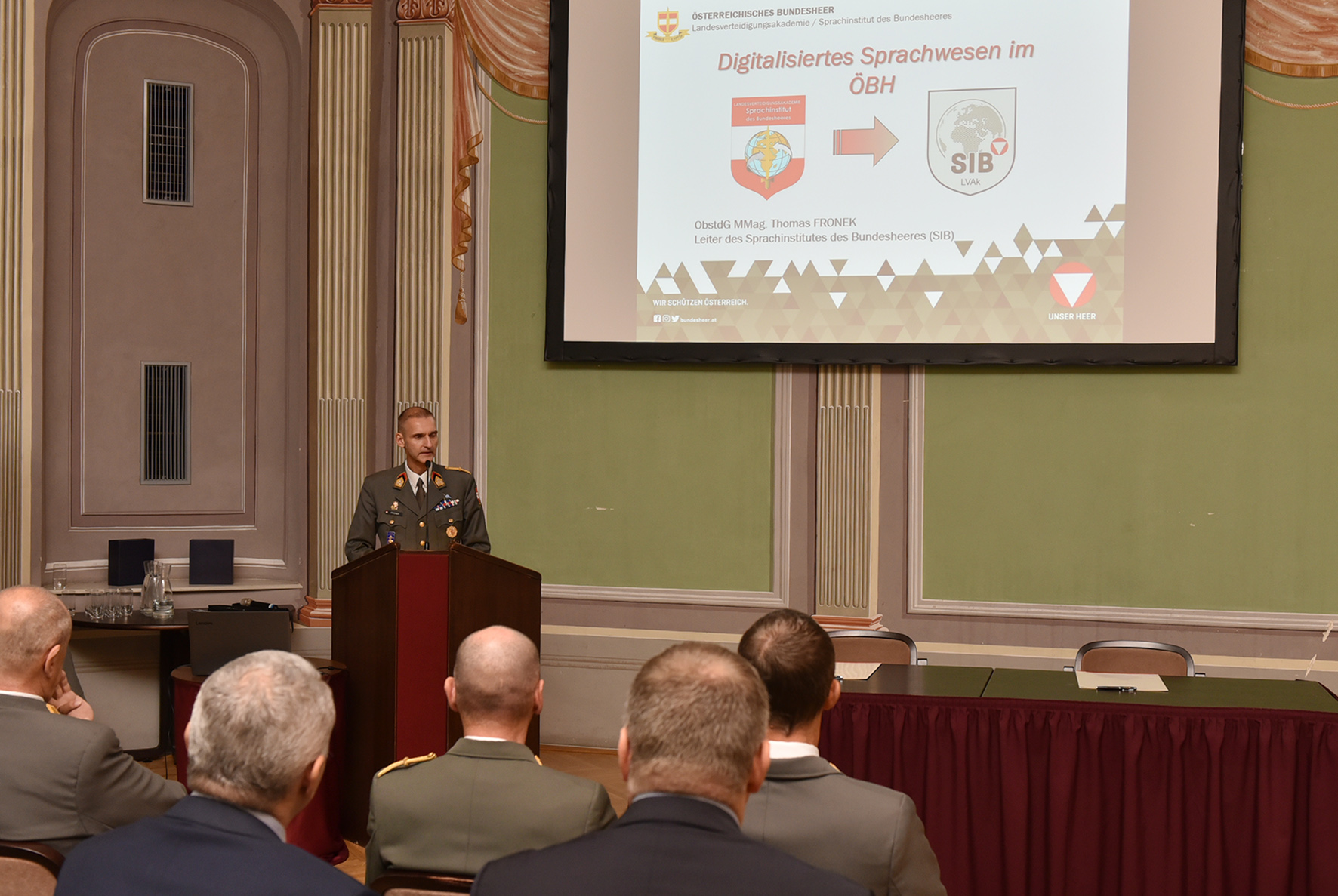 Oberst dG Thomas Fronek, der Leiter des Sprachinstitutes des Österreichischen Bundesheers, eröffnete die Festveranstaltung. (Foto: Bundesheer/Christian Fahrngruber)