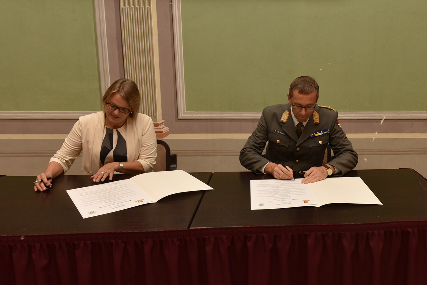 Der Kommandant der Landesverteidigungsakademie Generalleutnant Erich Csitkovits und Univ. Prof. Dr Hanna Risku vom Zentrum für Translationswissenschaft bei der Unterzeichnung des Kooperationsvereinbarung zwischen dem SIB und dem Zentrum für Translationswissenschaften. (Foto: Bundesheer/Christian Fahrngruber)