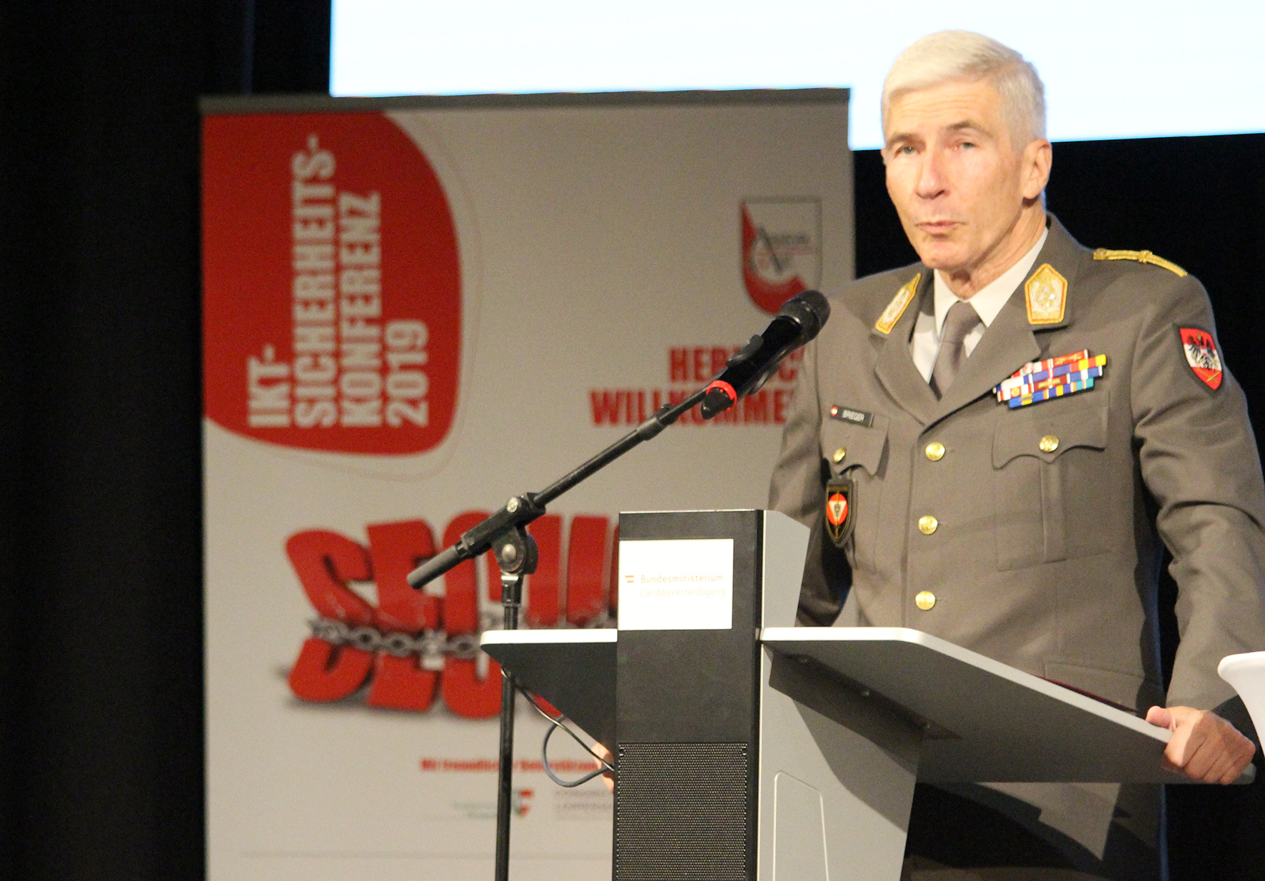 General Robert Brieger eröffnete am 1. Oktober 2019 die diesjährige IKT-Sicherheitkonferenz in Fürstenfeld. (Foto: RedTD/Robert Zanko)