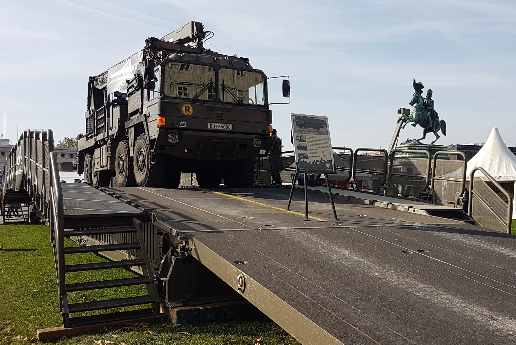 Die Pionierbrücke 2000 ist ein Schnellbrückengerät und hat eine Länge von bis zu 40 Metern bei einer Tragkraft bis zu 110 Tonnen.