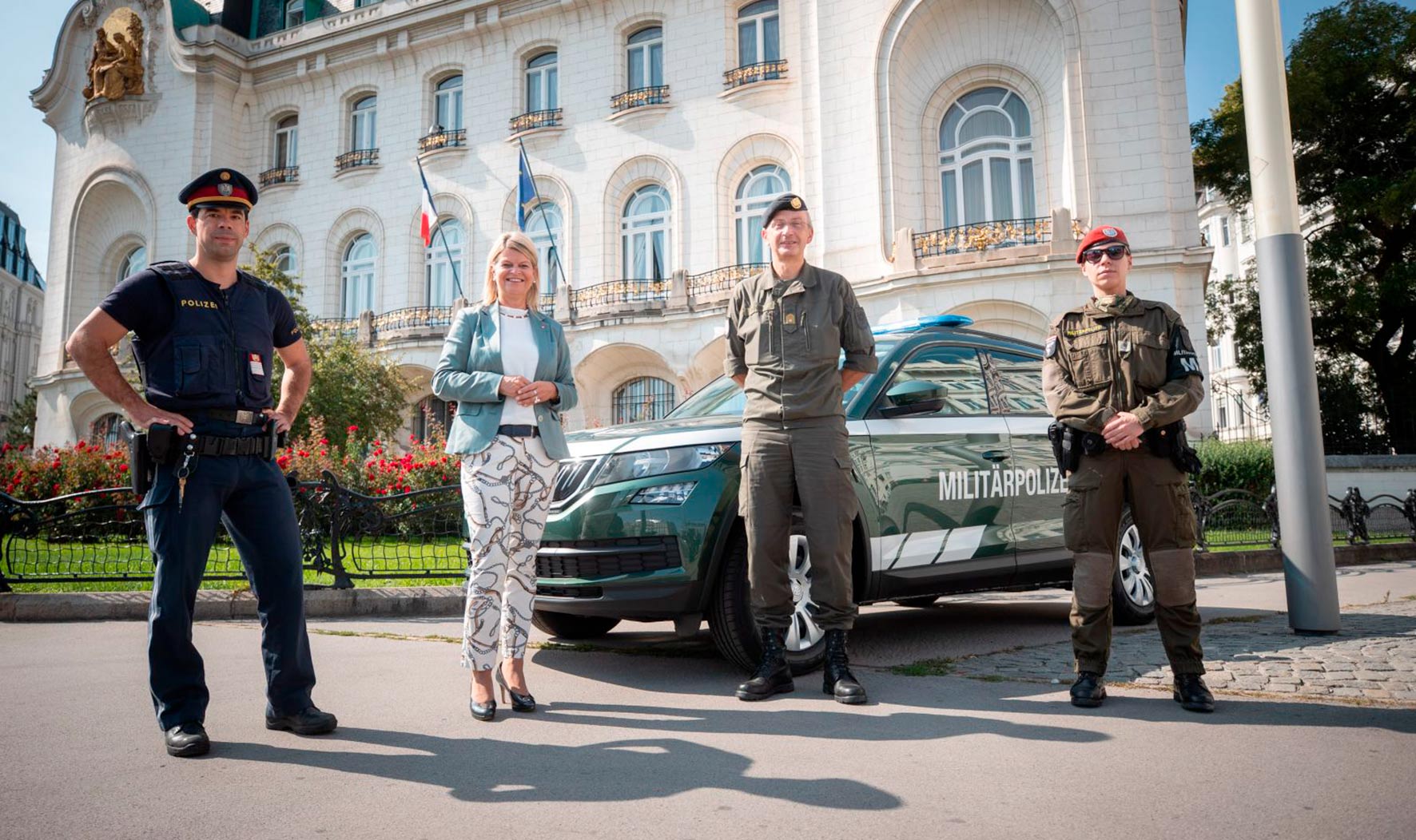 Verteidigungsministerin Klaudia Tanner besucht Soldaten der Militärpolizei bei der Botschaftsüberwachung. (Foto: ÖBH/Trippolt)