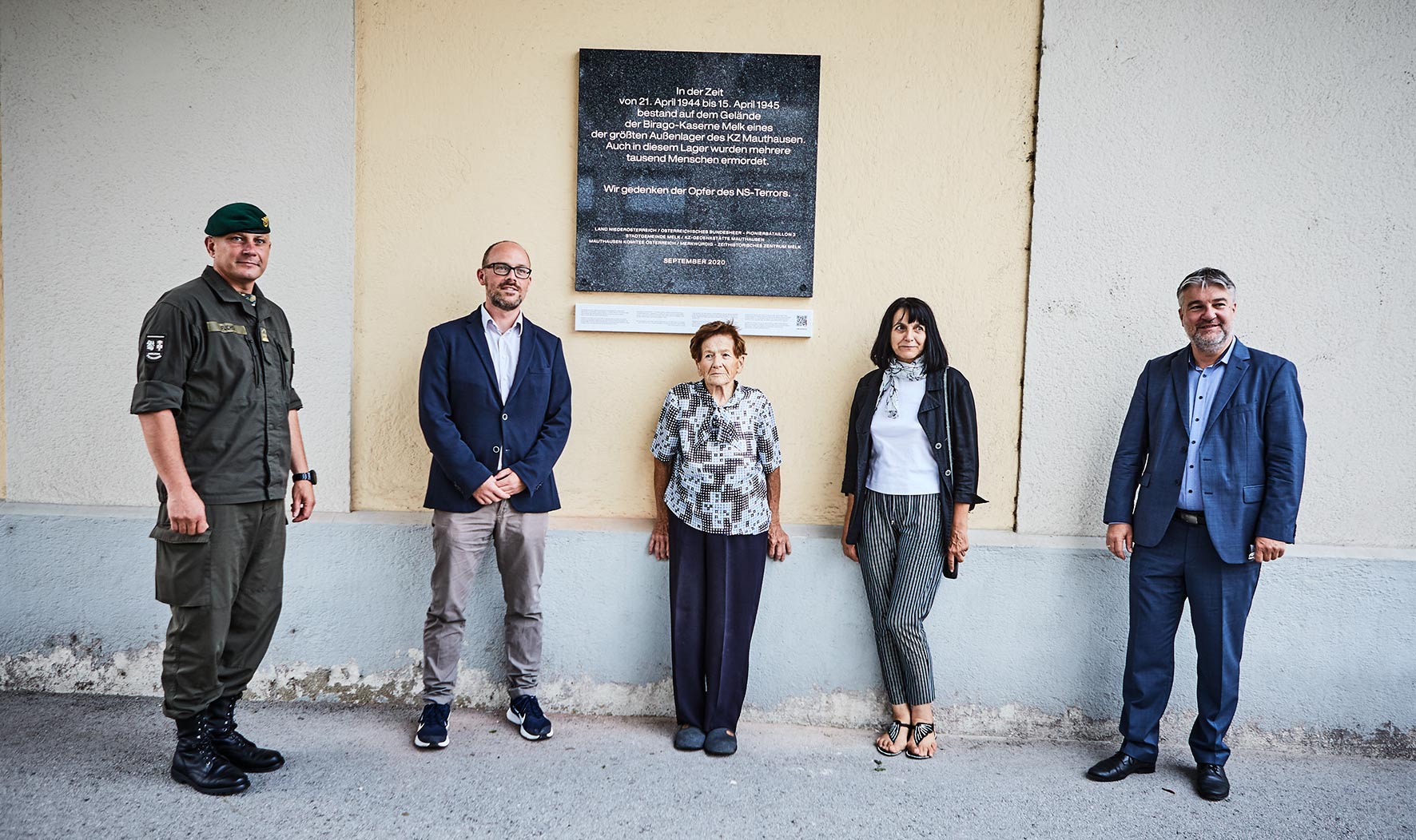 v.l.n.r.: Kommandant Michael Fuchs und Christian Rabl (Zeithistorisches Zentrum Melk) mit den Ehrengästen Ada und Nada Starc sowie Martin Grüneis (Kulturabteilung Land NÖ). (Foto: Franz Gleiß)