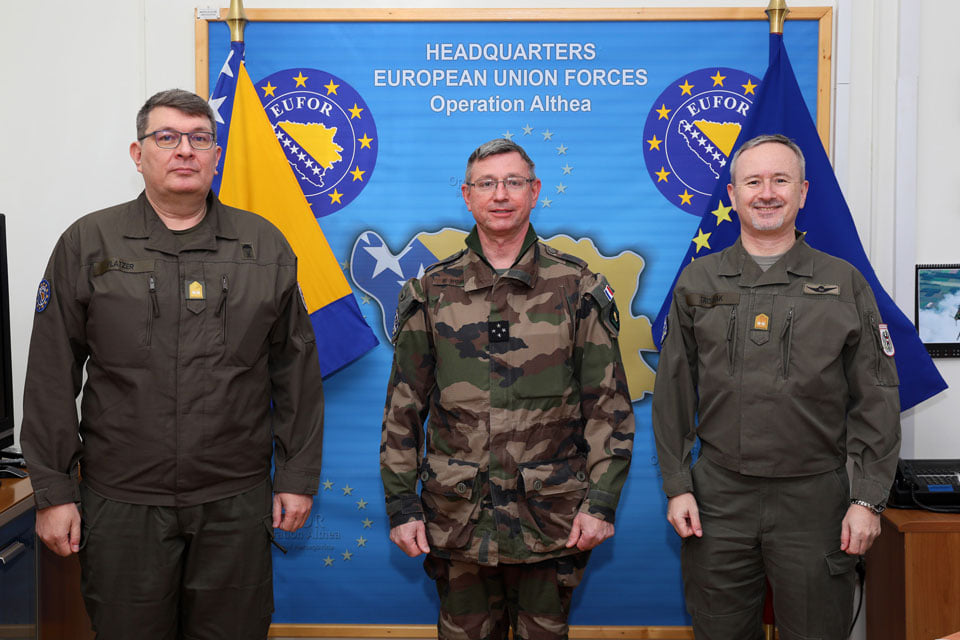 Generalmajor Alexander Platzer (li.), General Brice Houdet (Mi.) und Generalmajor Reinhard Trischak (re.). (Foto: EUFOR)