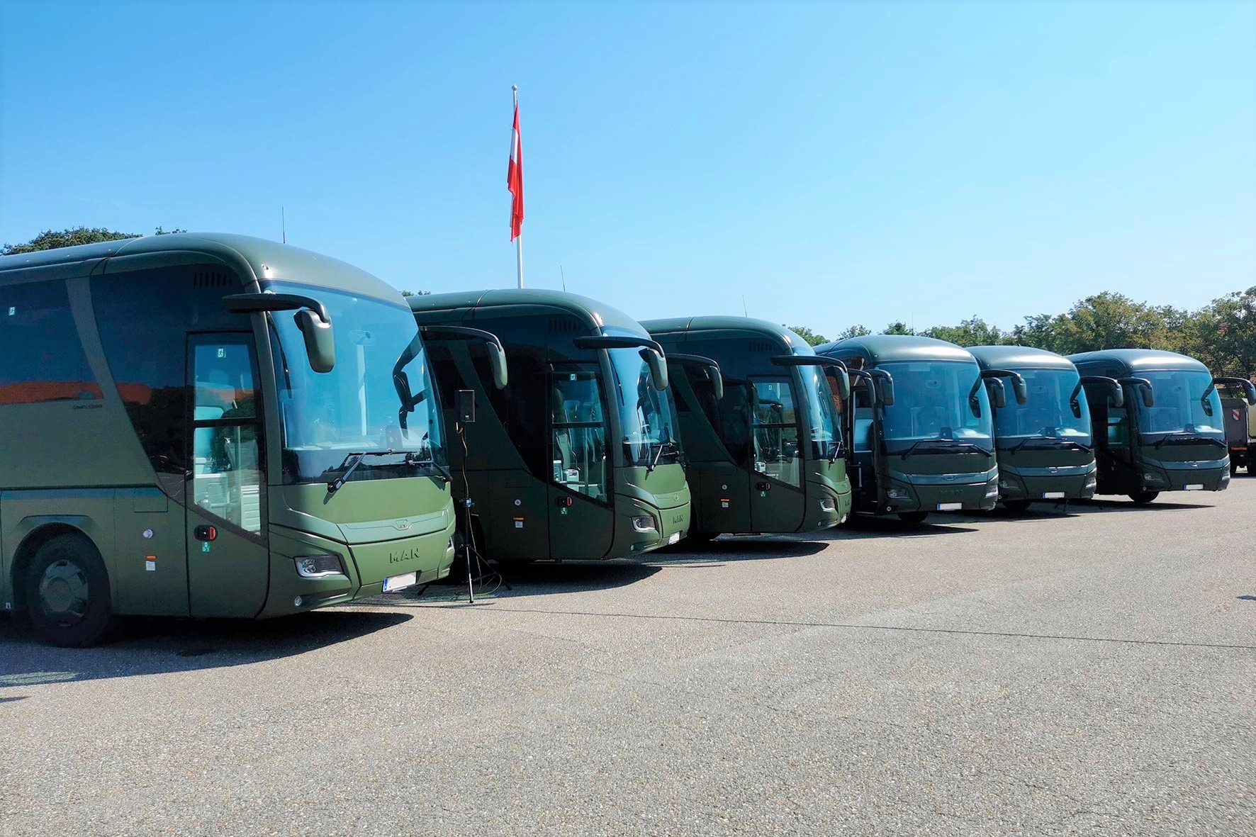 Die sechs neuen MAN Lion´s Coach R07 Reisebusse. (Foto: RedTD/Christoph Fuchs)