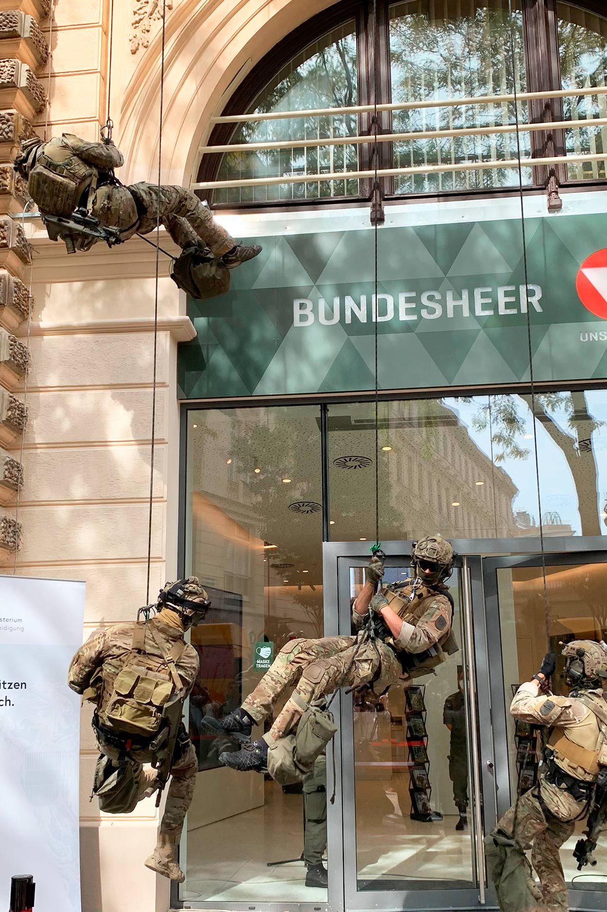 Soldaten des Jagdkommandos seilten sich vor den Zuschauern ab. (Foto: RedTD/Anna Hlawatsch)