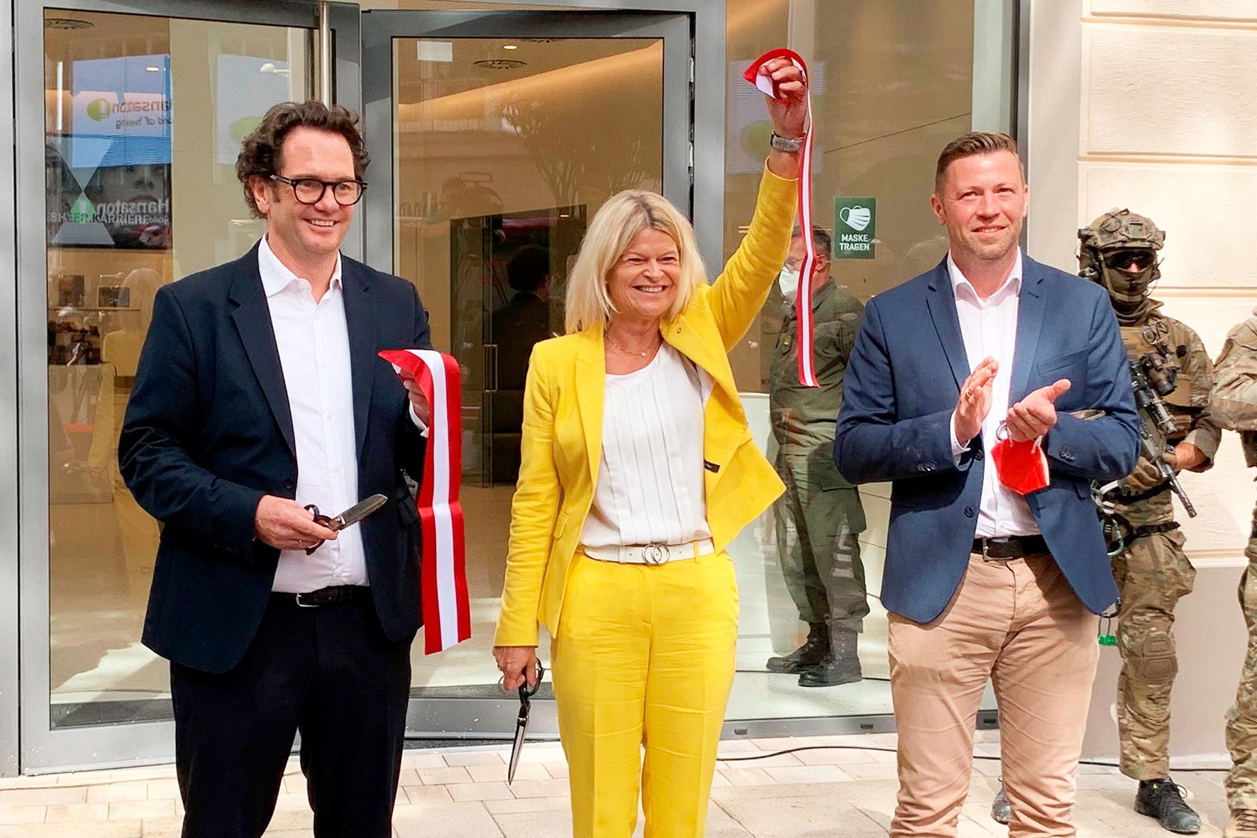 Verteidigungsministerin Klaudia Tanner durchtrennte mit Bezirksvorsteher Markus Reiter (links im Bild) und Markus Schober (Vertretung Bürgermeister) das Eröffnungsband. (Foto: RedTD/Anna Hlawatsch)
