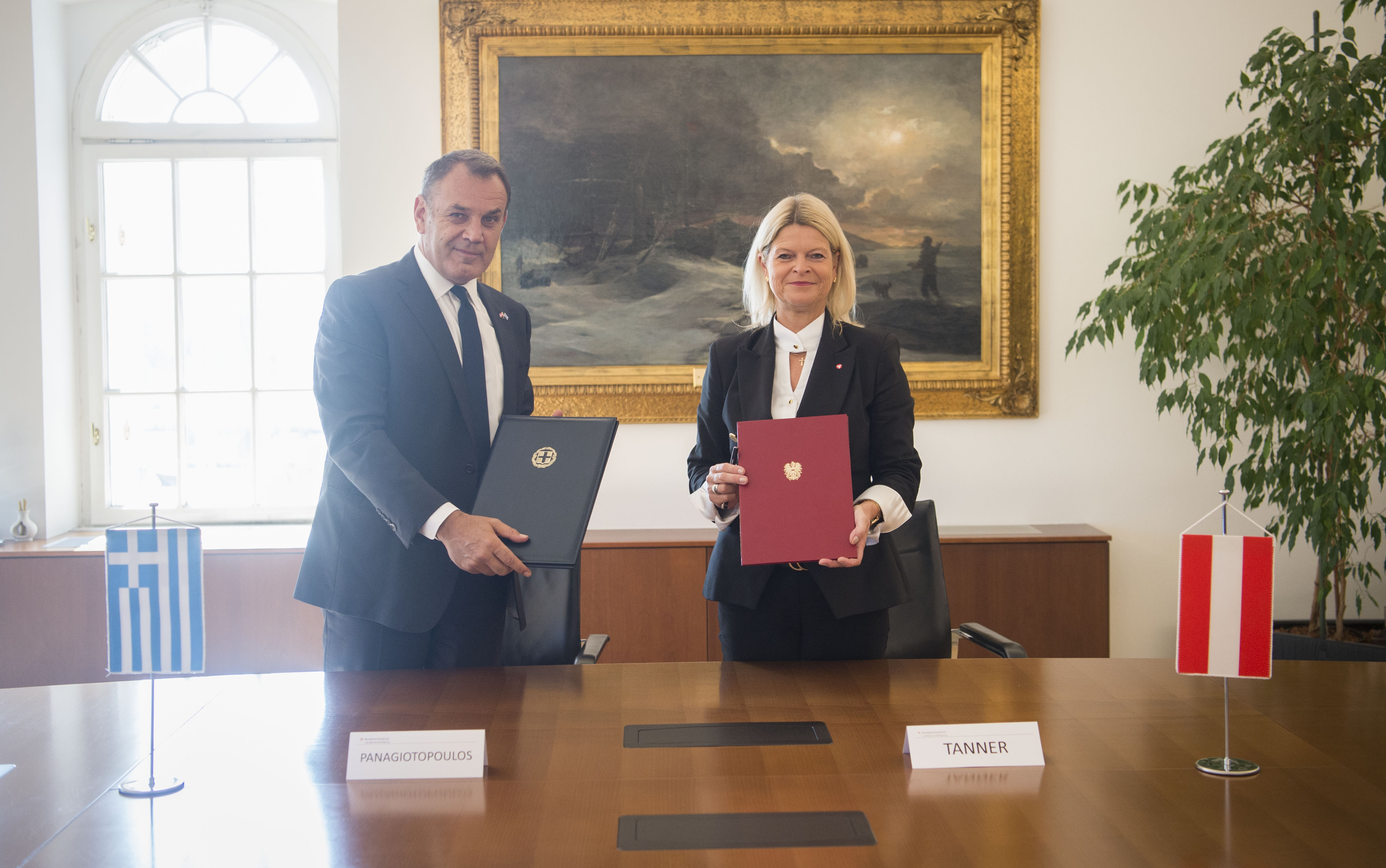 Mit der Unterzeichnung des „Memorandum of Understanding“ unterstrichen Griechenlands Verteidigungsminister Nikolaos Panagiotopoulos und Verteidigungsministerin Klaudia Tanner die laufenden 25 gemeinsamen Projekte. (Foto: Bundesheer/Carina Karlovits)