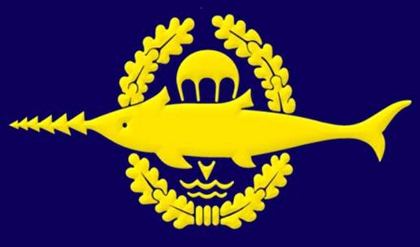 Das Abzeichen der Kampfschimmer - ein Sägefisch vor dem Hintergrund eines Fallschirms.