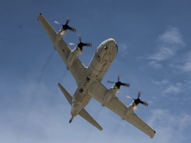 Eine P-3C Orion im Tiefflug über den Flugplatz.